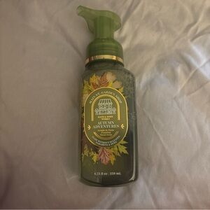 Bath & Body Works Foaming Hand Soap- Autumn Adventures (8.75 fl oz)